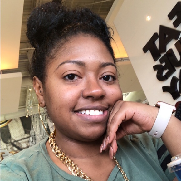 Meet your Posher, Cynthia - Picture 1 of 1